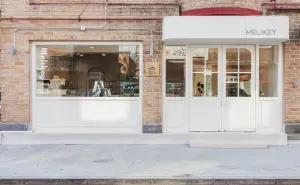 화이트 프레임이 돋보이는 미니멀 베이커리카 미라이키